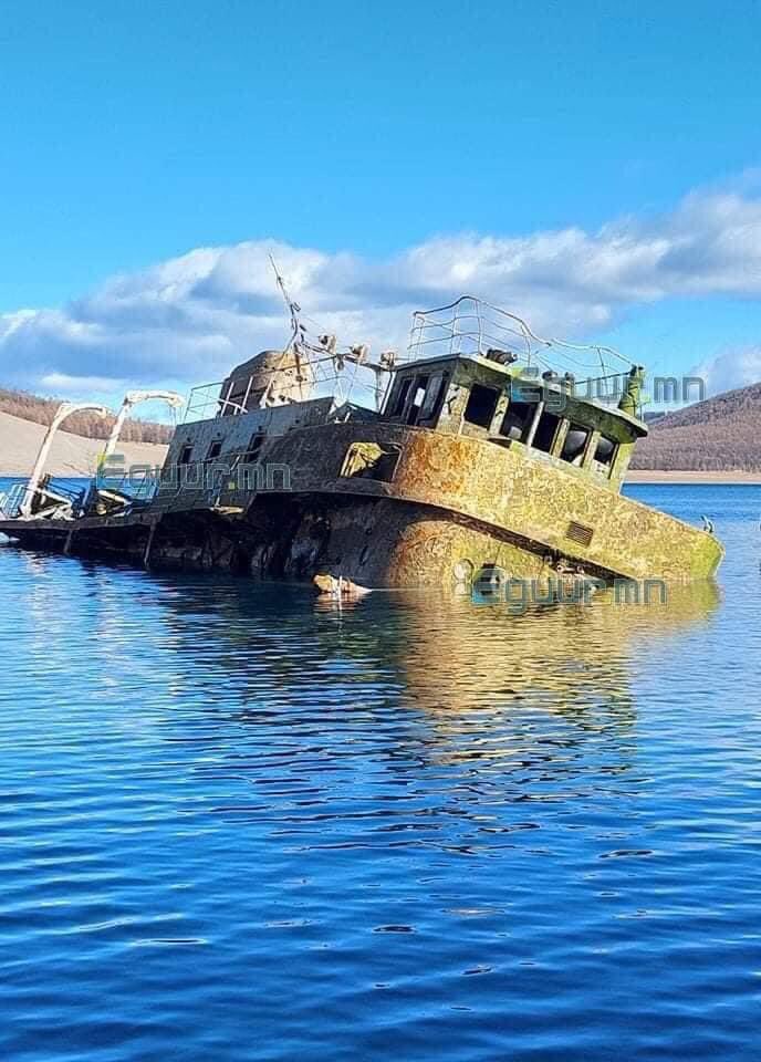 Хөвсгөл далайн усан зогсоолд живсэн  Сүхбаатар усан онгоцыг татан гаргах ажил явагдаж  байна.