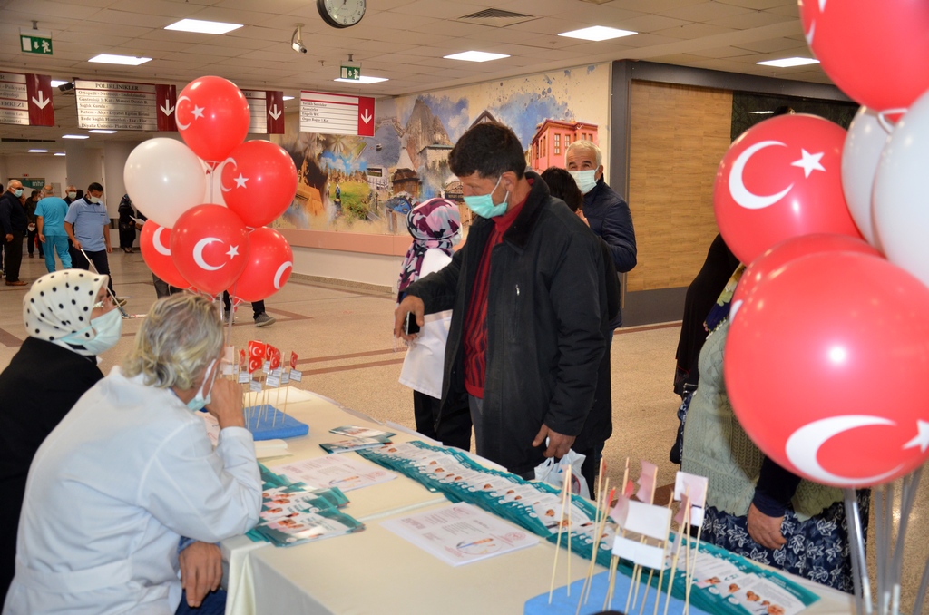 AfyonDevHastane's tweet photo. “26 Ekim Hasta Hakları Günü” etkinliği kapsamında farkındalık oluşturmak için Hastanemiz A Blok girişine bilgilendirme standı açıldı. Etkinlik kapsamında Hasta Hakları ve Sorumlulukları hakkında bilgilendirmeler, broşür dağıtımı ve hasta ziyaretleri yapıldı. https://t.co/qhGpPqhjZc
