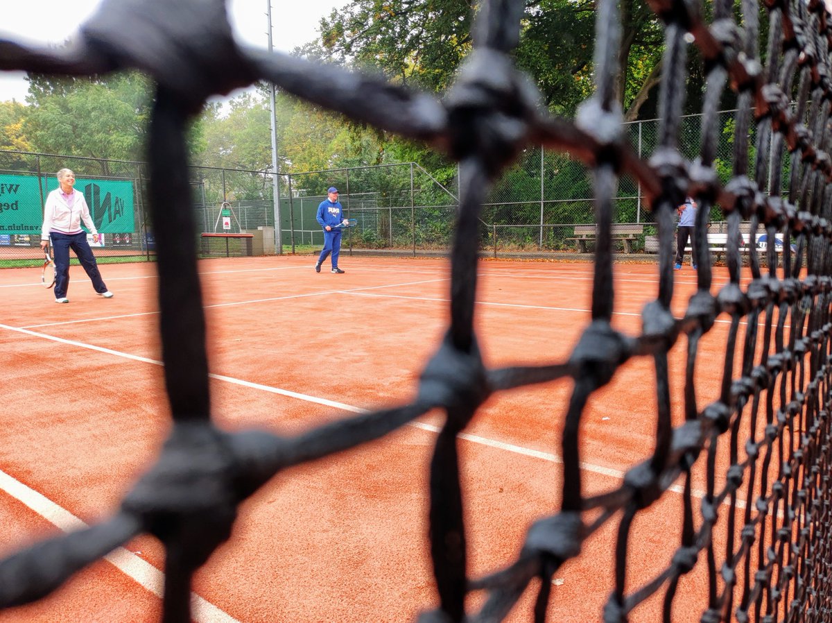 Zeistermagazine's tweet photo. Tennisvereniging Griffensteyn en Stichting Naburen hebben de handen ineen geslagen om binnen de vereniging ruimte te bieden aan mensen met dementie, zodat ook zij volledig deel uit blijven maken van onze samenleving en het verenigingsleven.
Zie https://t.co/pN5cJeI0WH https://t.co/aPT9oPmgZZ