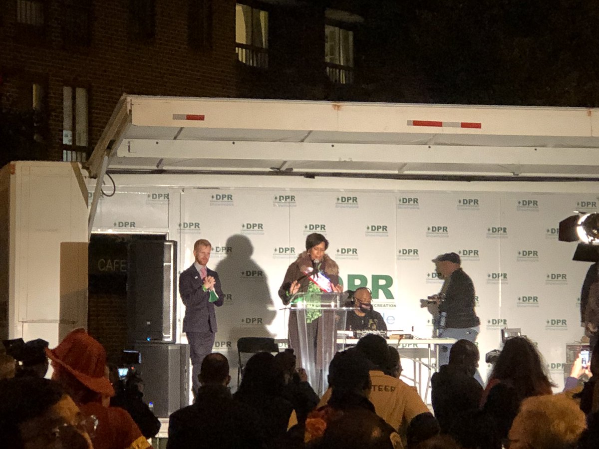 duel_magic's tweet photo. Mayor Bowser greets 17th st!  The Drag Race was back! #17thstreethighheelrace #DCisOpen https://t.co/jRaGKXCv8A