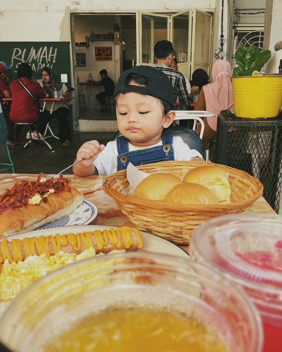 mohdiirfan's tweet photo. Food hunting Sungai Petani series. 🍽

1. Rumah Sarapan 🏠

Singgah sarapan sini best, banyak pilihan makanan. Antara yang kami rasa haritu lontong, mee kari, roti sambal &amp; roti kukus kaya semua sedap. https://t.co/NNY1LaV2Bf