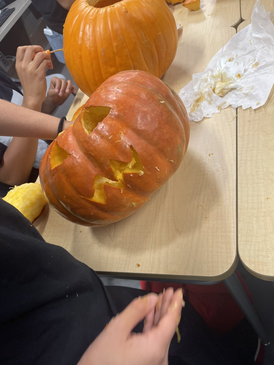 ThomasRandleFFA's tweet photo. Carving pumpkins at Wright JH https://t.co/1B00ao0nvK