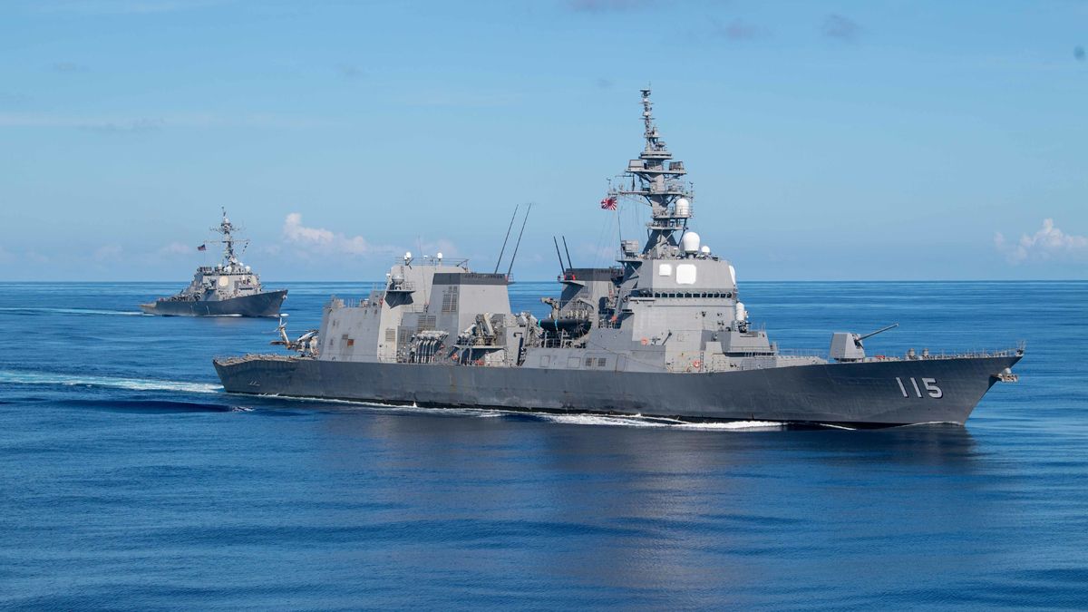 .@US7thFleet's forward-deployed guided-missile destroyers #USSMilius (DDG 69) and #USSHiggins (DDG 76) sail with Japan Maritime Self-Defense Force destroyer #JSAkizuki (DD 115) during recent operations in the South China Sea. #NavyPartnerships #FreeAndOpenIndoPacific