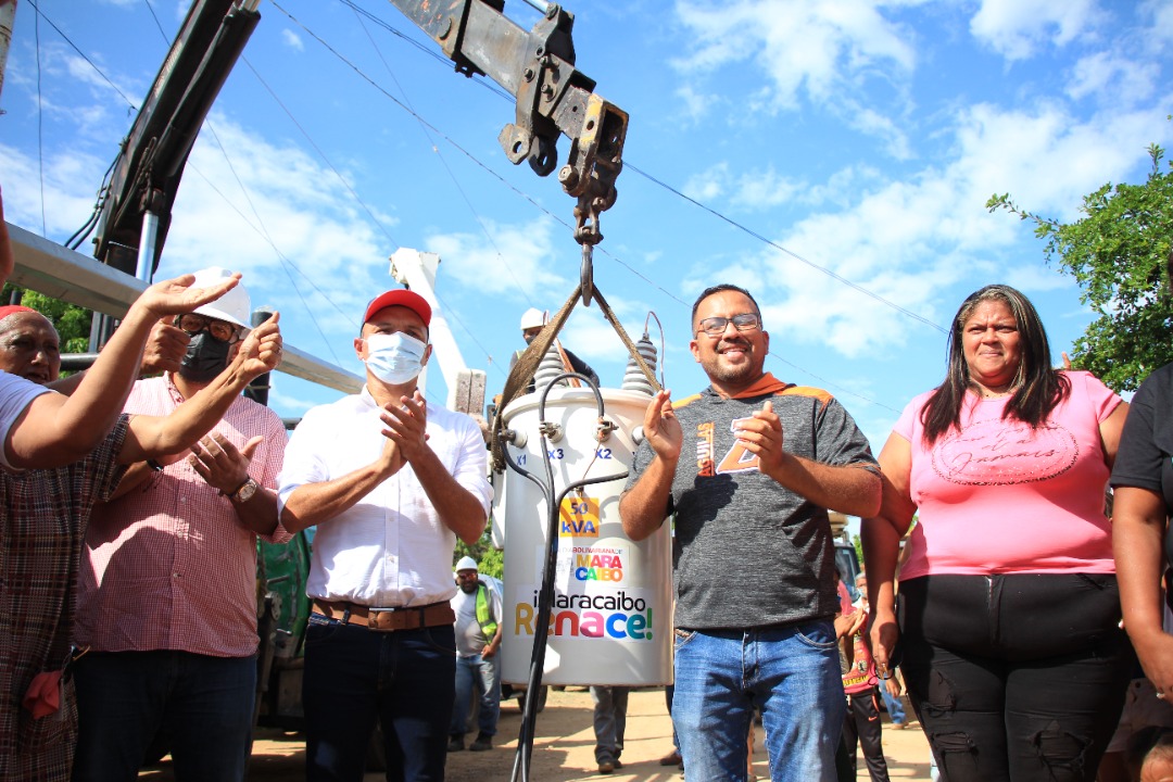 DPublicos's tweet photo. Las familias maracaiberas cuentan con nosotros

En Hato Escondido, parroquia Venancio Pulgar, instalamos un transformador de 50 Kva. Ahora, cada hogar se ilumina porque trabajamos para darles tranquilidad. ¡Cada acción cuenta!

¡Con Willy, Maracaibo tiene con qué! https://t.co/DtD1vQbdIN