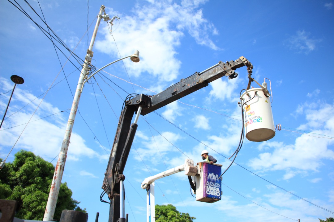 DPublicos's tweet photo. Las familias maracaiberas cuentan con nosotros

En Hato Escondido, parroquia Venancio Pulgar, instalamos un transformador de 50 Kva. Ahora, cada hogar se ilumina porque trabajamos para darles tranquilidad. ¡Cada acción cuenta!

¡Con Willy, Maracaibo tiene con qué! https://t.co/DtD1vQbdIN