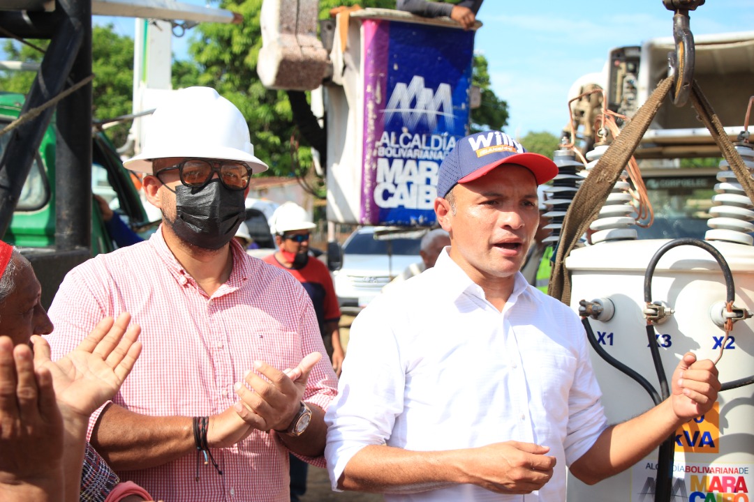 DPublicos's tweet photo. Las familias maracaiberas cuentan con nosotros

En Hato Escondido, parroquia Venancio Pulgar, instalamos un transformador de 50 Kva. Ahora, cada hogar se ilumina porque trabajamos para darles tranquilidad. ¡Cada acción cuenta!

¡Con Willy, Maracaibo tiene con qué! https://t.co/DtD1vQbdIN