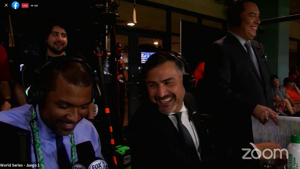 FOXDeportes's tweet photo. ¡Estamos EN VIVO!
Así viven @AdrianGarciaMqz, @EdgarGlezSabin y @carlitosalvarez la #SerieMundial desde la cabina de transmisión de @FOXDeportes en el Minute Maid Park de Houston. #FDLive #MLBenFD @LasMayores #WorldSeries
Acompáñalos en nuestro #FBLive: https://t.co/NvHkJHN9pL https://t.co/rk9HH50job