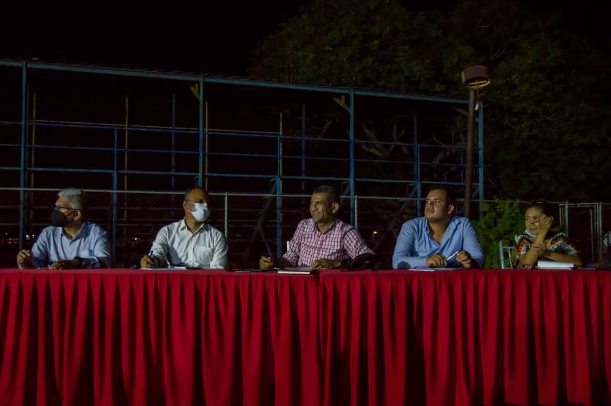 willy_casanova's tweet photo. La comunidad nos habla

Asamblea en el sector Loma Linda, parroquia Juana de Ávila. Tomamos nota y establecimos prioridades para buscar las soluciones.

Mi trabajo está en devolver el bienestar y la calidad de vida a la familia maracaibera.

¡Maracaibo tiene con qué! https://t.co/L6X2wldO8s