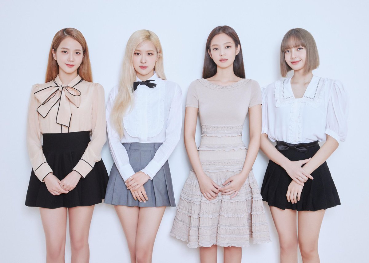 JISOO_OUR_LIFE's tweet photo. AAAAA! Que hermosas mis bebés.
#blackpinkdiamond
#blackpinkdivine
#jisooperfect
#Lisapretty
#rosenice
#jennieprincess https://t.co/6zcKW7En7D