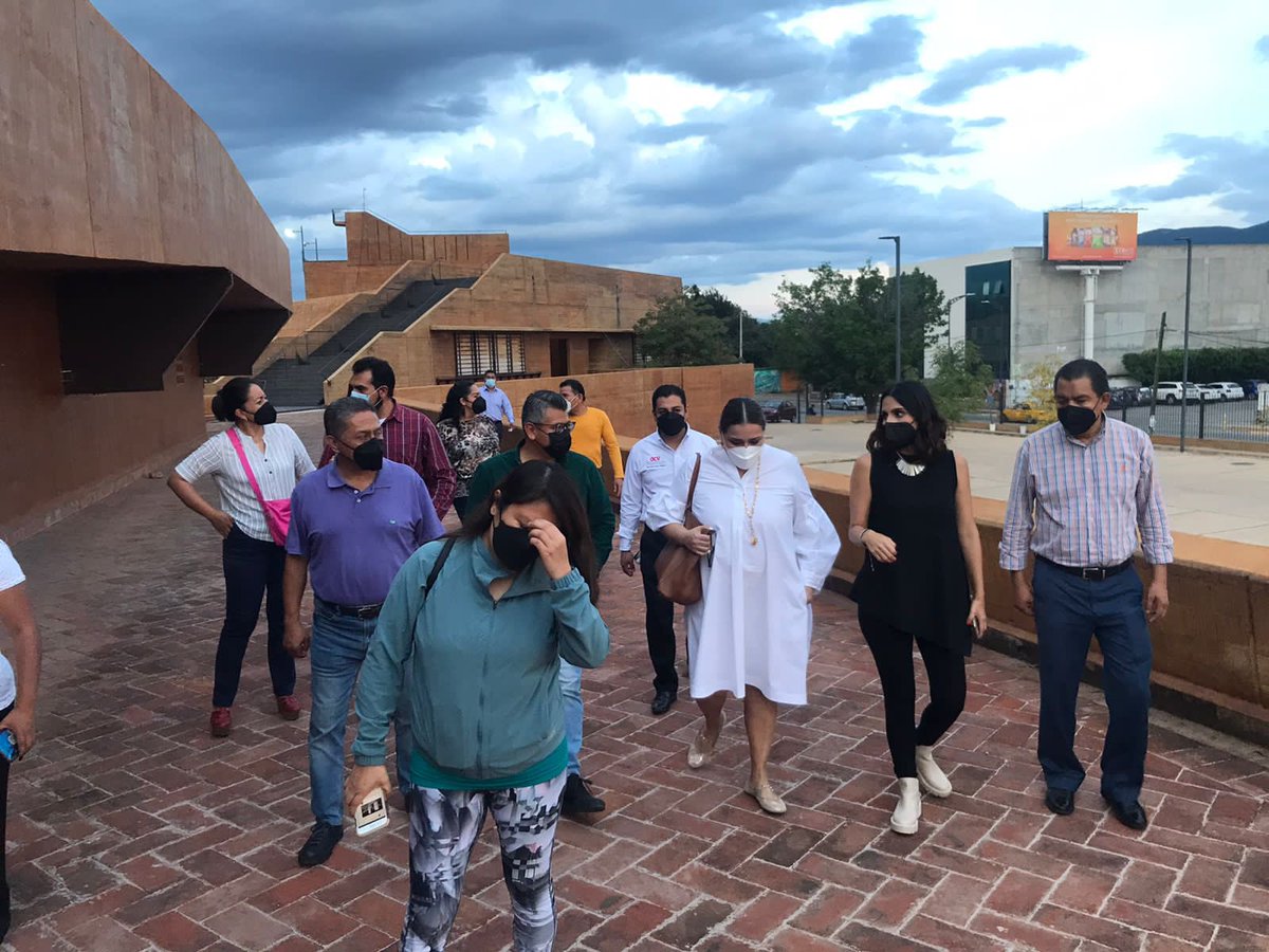 begohm's tweet photo. Esta tarde recibimos en el Centro Cultural y de Convenciones, a los miembros de la Asociación de Turismo de Reuniones (ATR), capítulo Oaxaca, con quienes recorrimos el recinto,  para atraer más y mejores eventos, en favor de la reactivación económica del sector. @alejandromurat https://t.co/elVRKNAA2Z