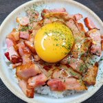 お手軽に作れてとっても美味しそう!ペペロンチーノ風の丼ものレシピ!