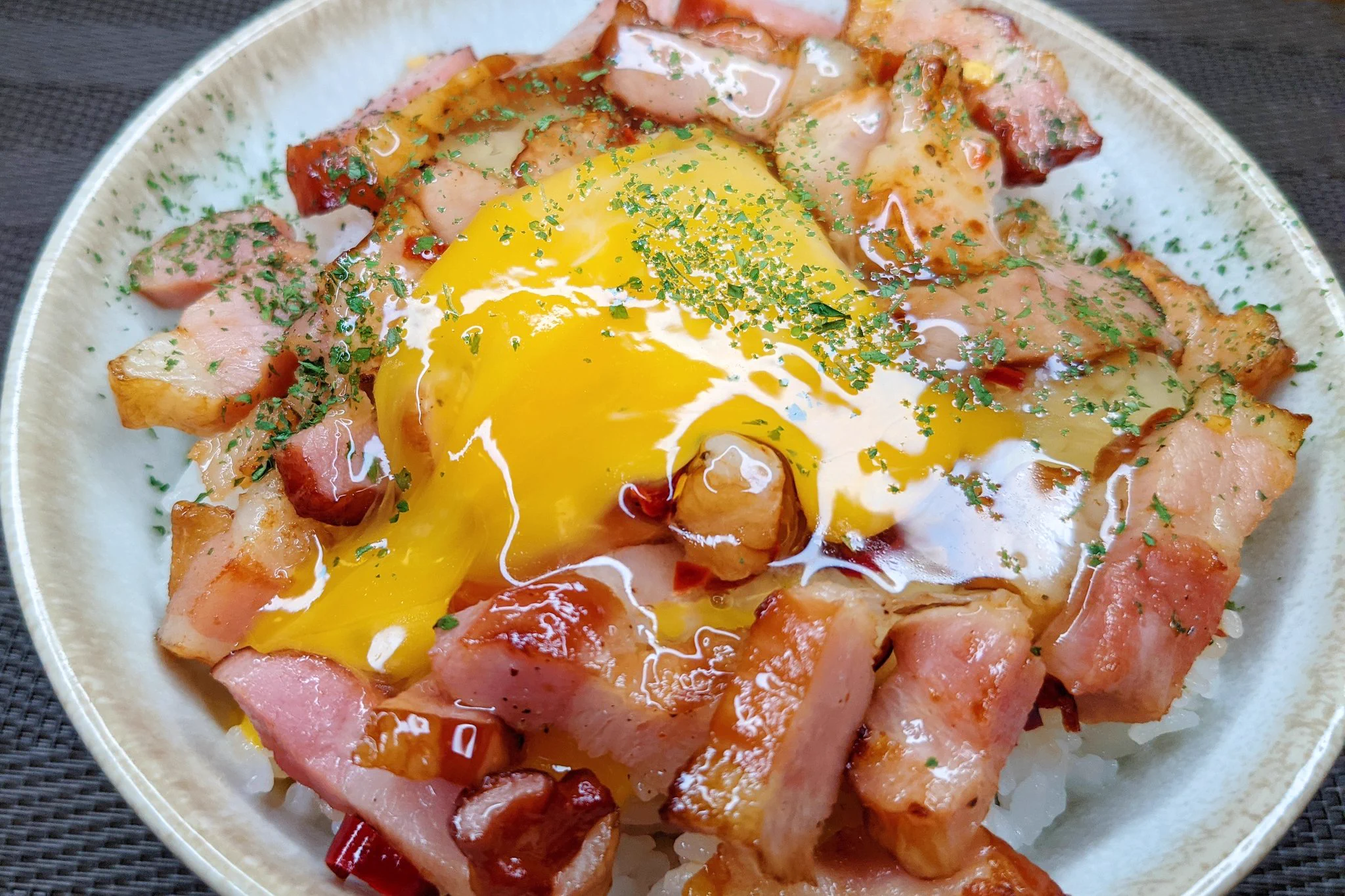 お手軽に作れてとっても美味しそう！ペペロンチーノ風の丼ものレシピ！