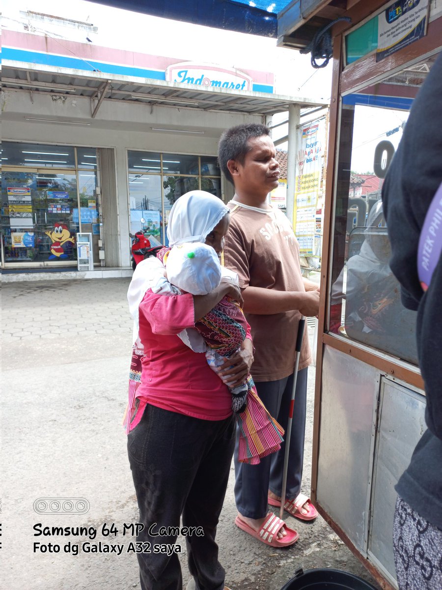 BabahAde2's tweet photo. NIKMAT APA LAGI YG KAU DUSTAKAN?
D saat kalian serba sempurna,tp kalian malas kerja.liat mereka,dgn segala keterbatasannya,sepasang suami istri tdk bisa melihat,bawa anak balitanya dgn semangat d terik matahari mencari sesuap nasi..sungguh kalian tidak bersyukur dgn apa yg ada.. https://t.co/PbVyZ86sQ7