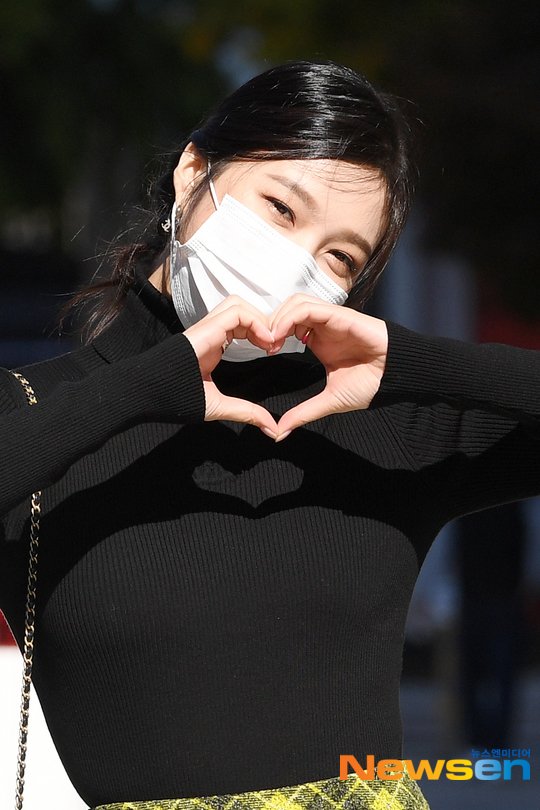 DC_JOY_'s tweet photo. 211027 동물농장 출근 기사사진 수영이 
가을 여신 공듀님 너무 예뻐🖤
오늘 녹화도 무사히 화이팅💚
#레드벨벳 #RedVelvet 
#조이 #JOY #박수영 #동물농장 https://t.co/s3F18oqUhQ