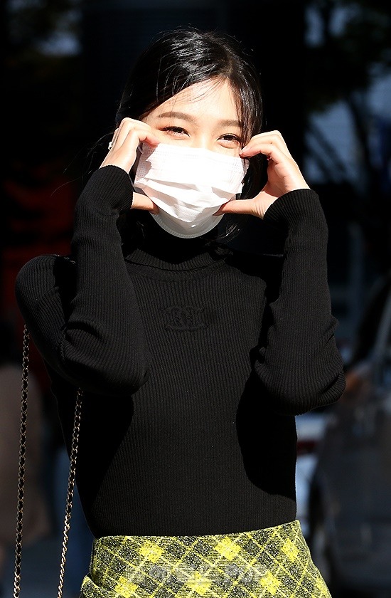 DC_JOY_'s tweet photo. 211027 동물농장 출근 기사사진 수영이 
가을 여신 공듀님 너무 예뻐🖤
오늘 녹화도 무사히 화이팅💚
#레드벨벳 #RedVelvet 
#조이 #JOY #박수영 #동물농장 https://t.co/s3F18oqUhQ