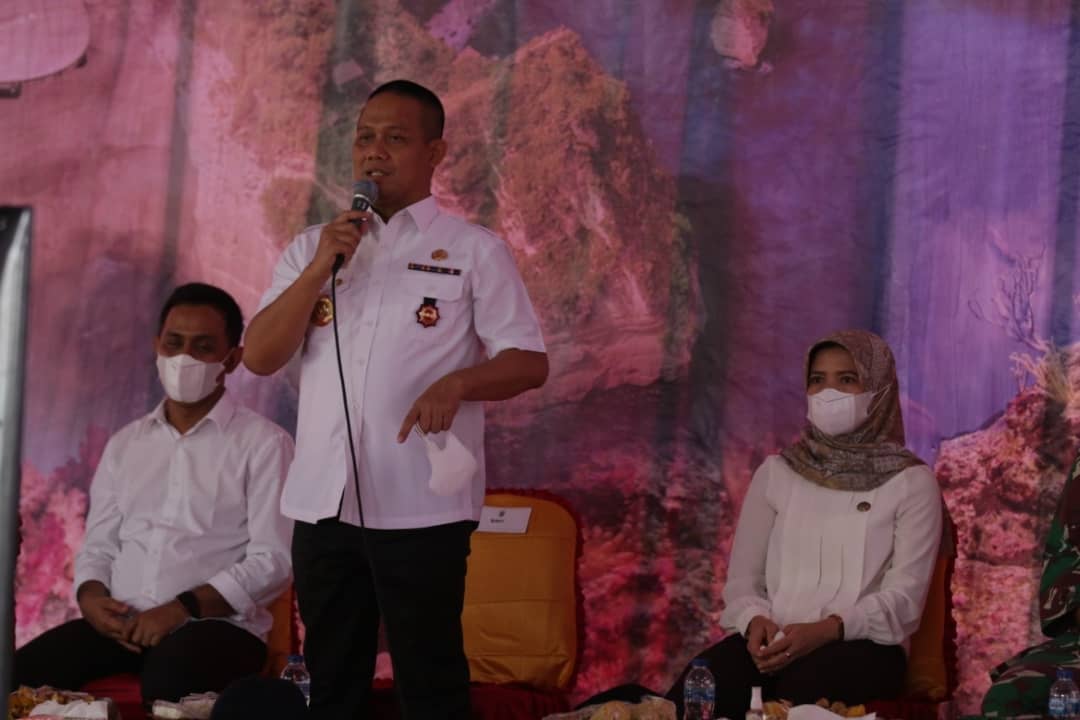 BudidayaKKP's tweet photo. Pagi, #SahabatBahari @kkpgoid, Menteri @saktitrenggono melakukan telewicara dengan Bupati Kebumen @h_arifsugiyanto terkait Budidaya Udang Berbasis Kawasan di Kebumen pada saat Peluncuran Ekonomi Biru, Laut Sehat, Indonesia Sejahtera pada #hutkkp22 di Belitung Timur (26/10) https://t.co/3HgeA14W8D