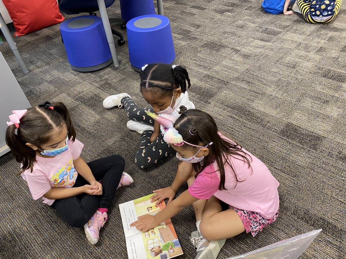 MsVazquez_1st's tweet photo. Last week we celebrated our reading unit by reading to Mrs. Bolanos’s Pre-K class. Thank you Mrs. Bolanos! #prekbilingual #firstgradebilingual @CFISDWilson https://t.co/fPp2PCGwVY