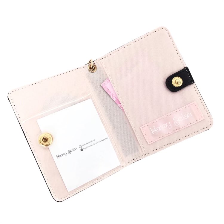 【PRE ORDER】

HONEY SALONから、ビッグリボンがポイントのアイテムが登場🖤

ビッグリボンパスケース
¥3,850 税込

ICカード系や推し活グッズを入れても◎

フロント部分からはお気に入りの写真などをのぞかせて…♡

公式通販
stcl.page.link/Pwbs

ZOZOTOWN
stcl.page.link/Lf2d