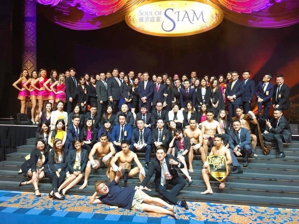 EmceeAble's tweet photo. A great memory hosting @trilingual in #singapore and got a chance to meet #thaistar #twopopetorn and lots more amazing people!
#missmywork #host #emcee #MC #presenter #asiancelebrities #resortworldsentosa #celebritypresenter #ablewanamakok #MCsuperstar https://t.co/ypYKNH24lH