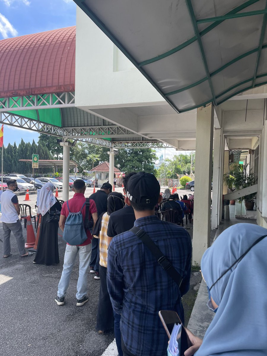 bellaTutulip's tweet photo. Pejabat agama islam daerah klang👎🏻 beratur ramai tengah panas, sidai orang dua tiga jam taknak bagi nombor giliran untuk petang. I beratur dari 11am, dia taknak bagi no giliran untuk sesi petang which is 1.45pm baru dia bg, sdgkan org beratur ramai and limit dia 20 org je https://t.co/3VozGnq2Mi