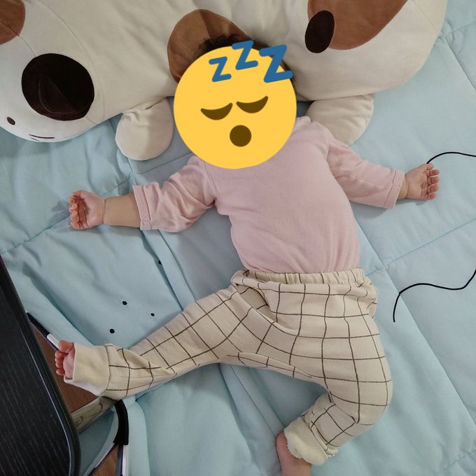 また変な寝方してる…😂 