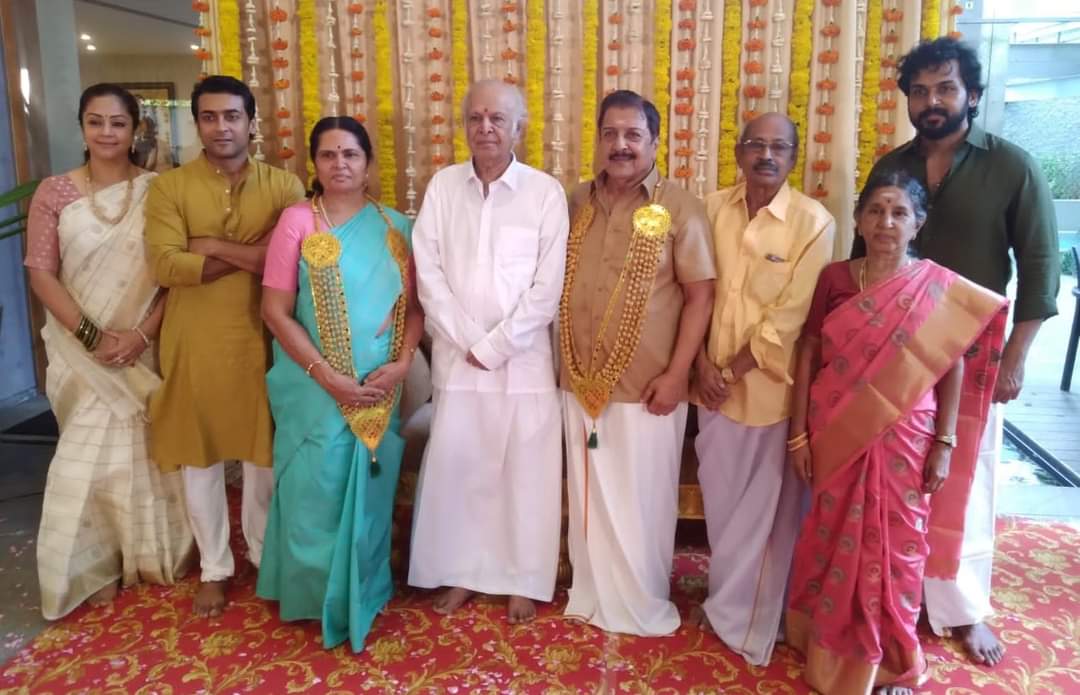 ManobalaV's tweet image. Latest pic of #Sivakumar, #Suriya, #Jyotika, #Karthi &amp;amp; family.