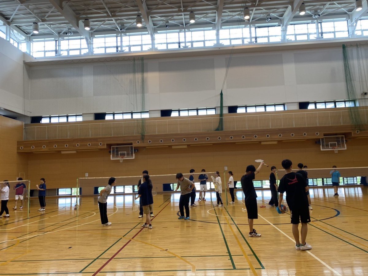 サークル活動が再開して1週間すぎました！
今まではこんな感じで活動していました！
バドミントンがしたい人、友達作りをしたい人、話しに来る人もいます！毎週木曜日18時からアリーナでやっています！気になる人がいたらぜひ一度来てみて、わからないことがあったらDMしてください！