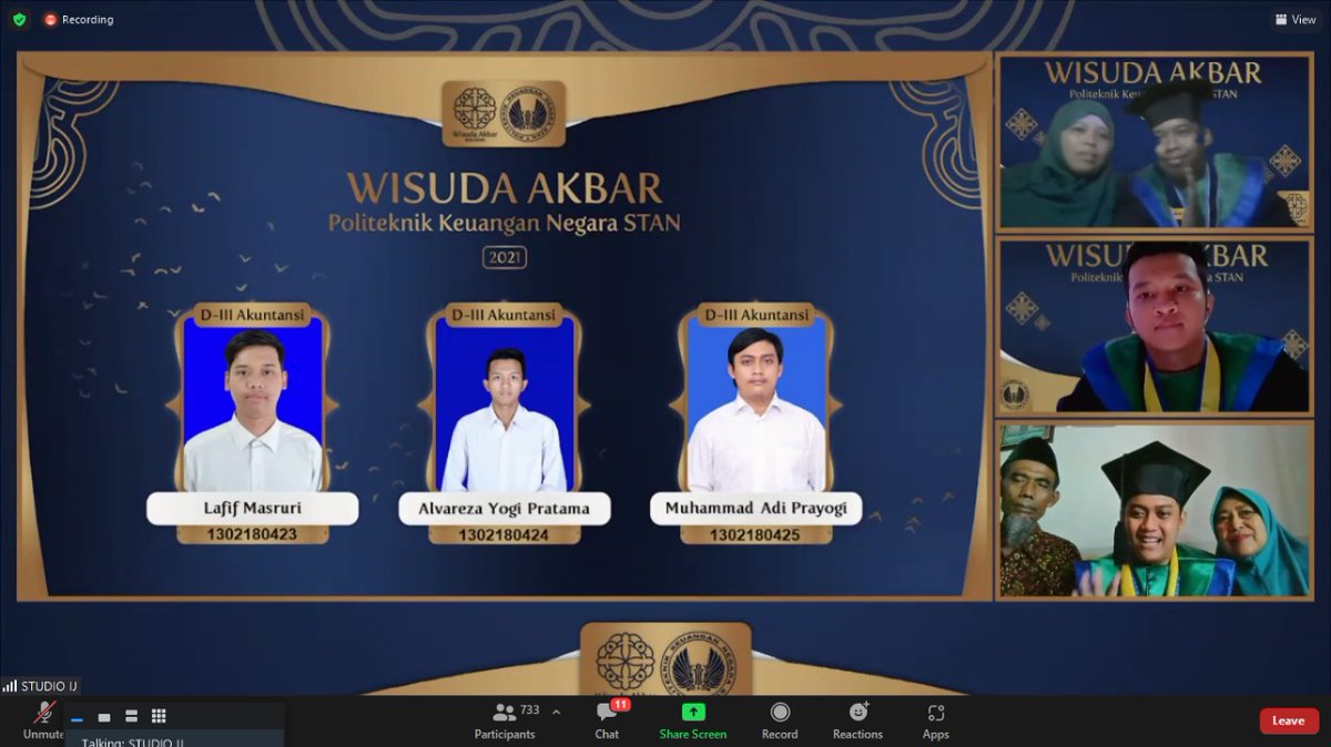 jammmalll's tweet photo. Aku seneng, bapak ibuku yo kudu melu seneng 🥰🥰
#WisudaAkbarPKNSTAN2021 https://t.co/2ZpcE8vESX