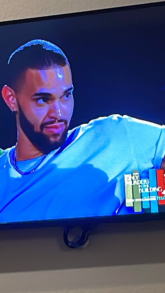 jmanual12's tweet photo. Nayte what would be the worst that could happen if you plucked your eyebrows just just a little bit less?

#TheBacheloretteABC 
#TheBachelorette https://t.co/HbmNGXNpij