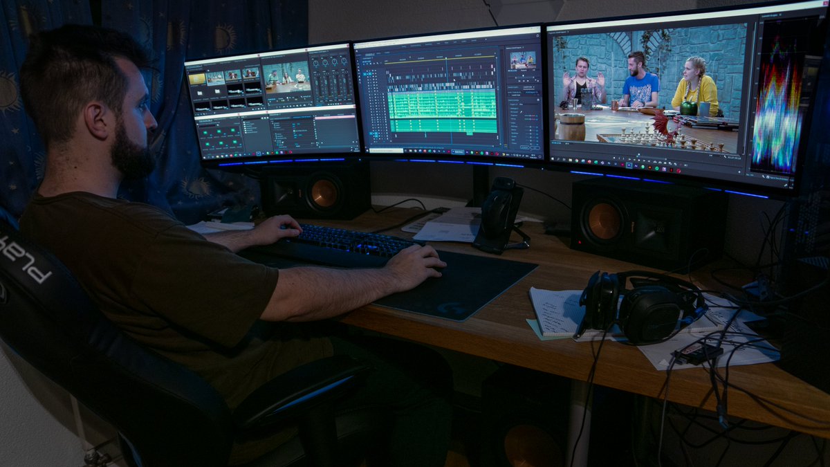 DieDiceons's tweet photo. Wiedermal ein Blick hinter die Kulissen.
Nein, das ist nicht #sciencefiction sondern Patrick beim Schneiden einer Folge der Diceons. 🎬
#filmschnitt #BehindtheScenes https://t.co/SaLhyk0dMz