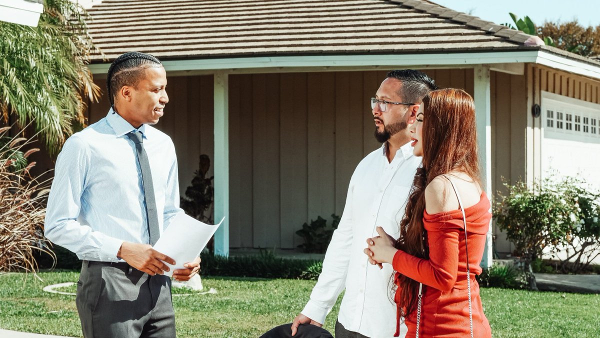 YourFinanceAdvi's tweet photo. 4 Tips for Buying a Home                        

Be Realistic
Get Pre-approved 
Understand Government Incentives
Know Your Market

To know more, call 1300 YFA BROKER (932 276) or visit https://t.co/VoXJUB4eZw

#realestate #sales #research #help #mortgage #downpaymentassistance https://t.co/U6sQyTUpMp