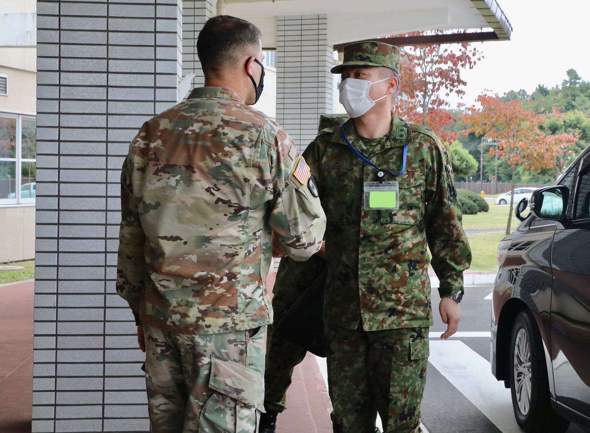 Maj. Gen. Tomohisa Mori, @JGSDF_pr Ground Staff Office's surgeon general, and Maj. Gen. Toshimitsu Ito, Medical Service School commandant, visited Camp Zama for the first time on Oct. 25 and were met by Col. Michael T. Peacock, U.S. Army Japan command surgeon. #IchiDan https://t.co/p6epygzFu9