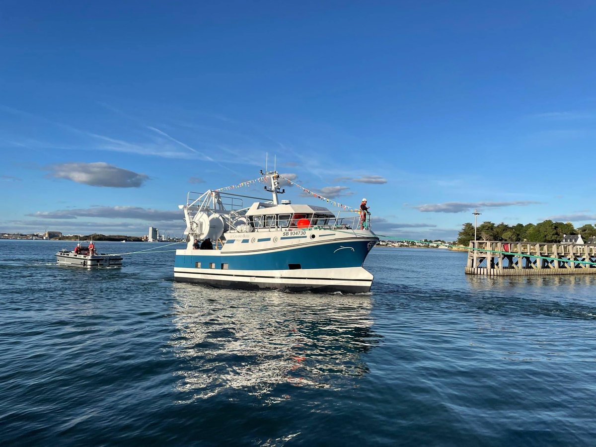 Le chalutier coquillier Le Grand Bleu a été mis à l'eau vendredi dernier à Port-Louis. Ce navire a été construit par le Chantiers Navals Bernard sur les plans de Coprexma pour André Rodde et Steve Andre. Le grand Bleu est le troisième navire de l’armement
