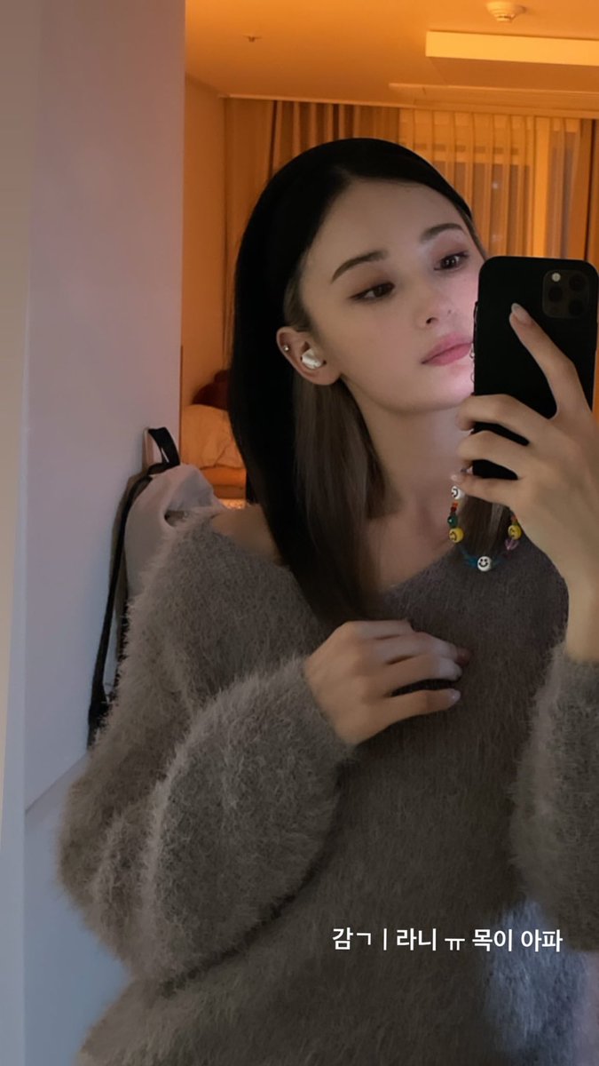 LANA_updates1's tweet photo. 10.27.21 • Instagram stories • (23.11_)

(감ㄱㅣ라니 ㅠ 목이 아파)

#HICC  
#拉娜 #лана
#LANA #라나 
#LUMINOUS 
@Hicc_LANA https://t.co/OOkxdHG5ey