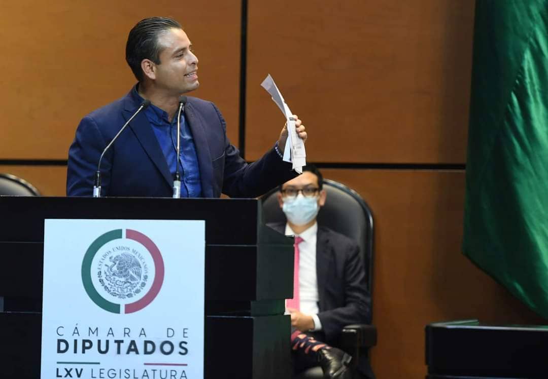 varela_pinedo's tweet photo. Hoy durante la comparecencia del Director General de la #CFE, Manuel Bartlett, exigí que el #GobiernoFederal cumpla la promesa que en campaña nos hicieron a todas las mexicanas y mexicanos.

Nos dijeron que la Luz iba a bajar, y con pruebas en mano, demostramos que sigue subiendo https://t.co/SLAvYFpXAn