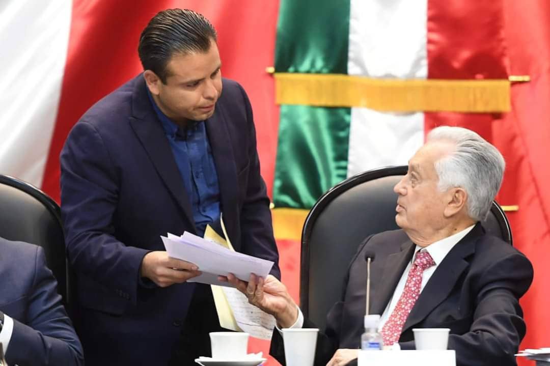 varela_pinedo's tweet photo. Hoy durante la comparecencia del Director General de la #CFE, Manuel Bartlett, exigí que el #GobiernoFederal cumpla la promesa que en campaña nos hicieron a todas las mexicanas y mexicanos.

Nos dijeron que la Luz iba a bajar, y con pruebas en mano, demostramos que sigue subiendo https://t.co/SLAvYFpXAn