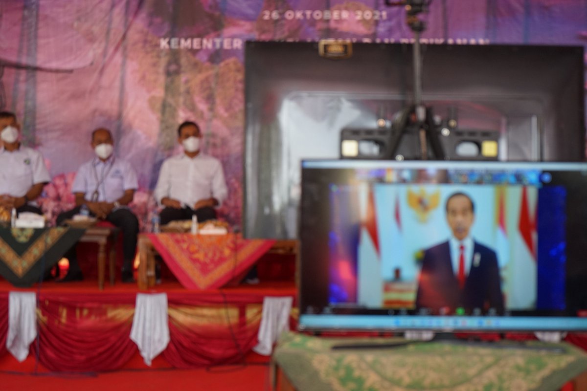 bbpbapjpr's tweet photo. Plt. Kepala BBPBAP Jepara mengahadiri telewicara , Menteri @kkpgo @saktitrenggono dengan Bupati Kebumen @diskominfokbm ttg Budidaya Udang Berbasis Kawasan di Kebumen pada saat Peluncuran Ekonomi Biru, Laut Sehat, Indonesia Sejahtera pda #hutkkp22 di Belitung Timur 
#kkprebound https://t.co/NPnBvKaEq7