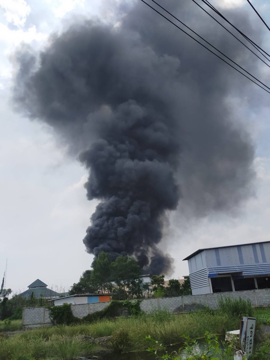 📢📢 ด่วน!! 12:00 เพลิงไหม้โรงงานเฟอร์นิเจอร์ ถ.พันท้ายนรสิงห์ อ.เมือง จ.สมุทรสาคร จนท.อยู่ระหว่างดำเนินการ
(Cr.บรรเทาภัยเฉพาะกิจ , Sun)