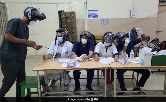 ndtvfeed's tweet photo. Doctors Wear Helmet On Duty To Protest After Fan Falls On Colleague https://t.co/LoeI24UpcX https://t.co/TuCUBTjiFE