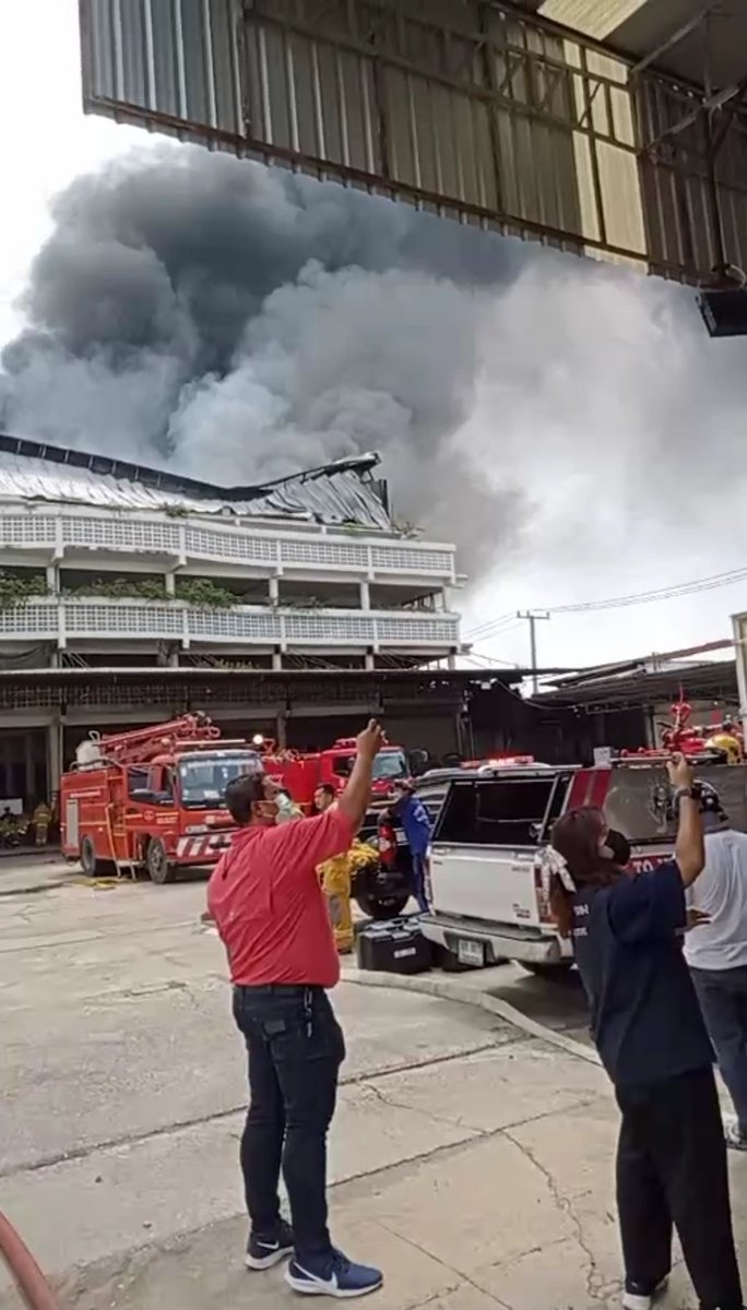 ‼️ตอนนี้มีเหตุการณ์ไฟไหม้โรงงานเฟอร์นิเจอร์ที่พันท้ายนรสิงห์ จ.สมุทรสาคร ยังไม่มีรายงานว่ามีผู้บาดเจ็บ เจ้าหน้าที่กำลังเร่งดับไฟ‼️#ม็อบ27ตุลา64 
#ไฟไหม้พันท้ายนรสิงห์