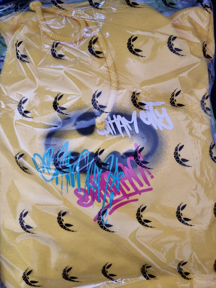Vale_KuwuJ's tweet photo. @Rubiu5 #RubiusCorp Esta genial he 
Dije que no me gustaban los estampados.... Hasta que vi este poleron en el directo de Rubius y me encantó... Es super cómodo...
Atte:Soy de Chile y uff igual algo cara la aduana :(... Odio a la aduana:(
#Rubius #Rubius2021 https://t.co/1ivclQ1zhz