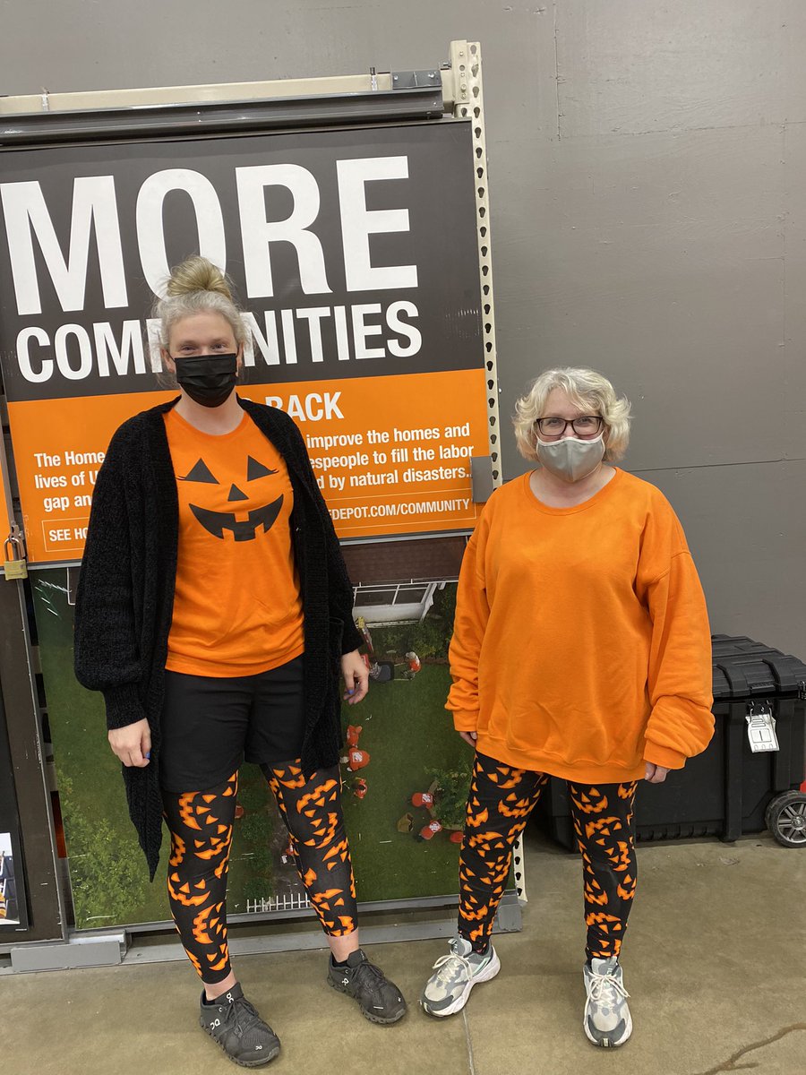 EmilyWaverly's tweet photo. Pumpkin 🎃 Day!! #twinning #CAM2021 #weRfriends https://t.co/GX0C24pOQq