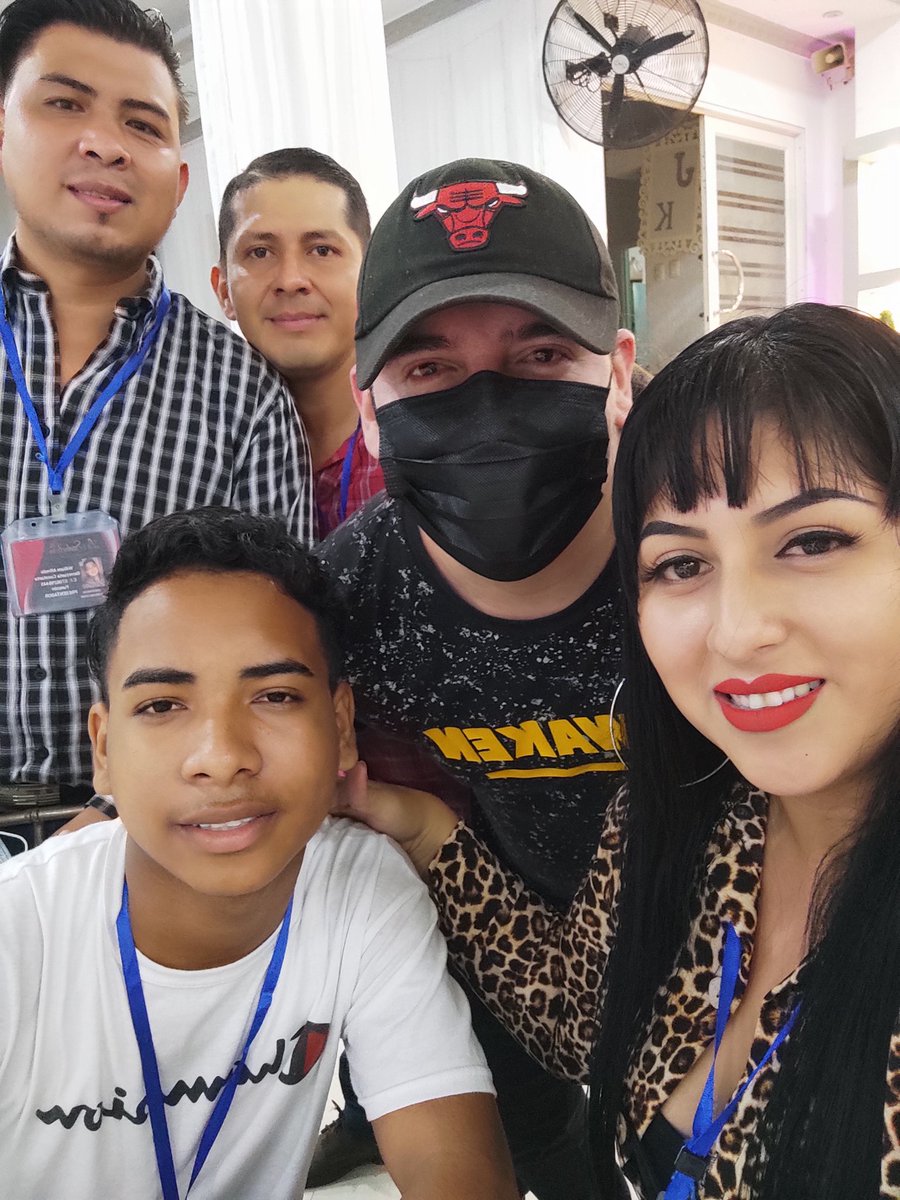 fre2oficial's tweet photo. Con la gente buena de #RadioLaSeductora 📻 en la conferencia de @javierapoloec #ProgramaTuMente 🧠 #EventosPalmer 🍝🍸 https://t.co/VNbOUWognA
