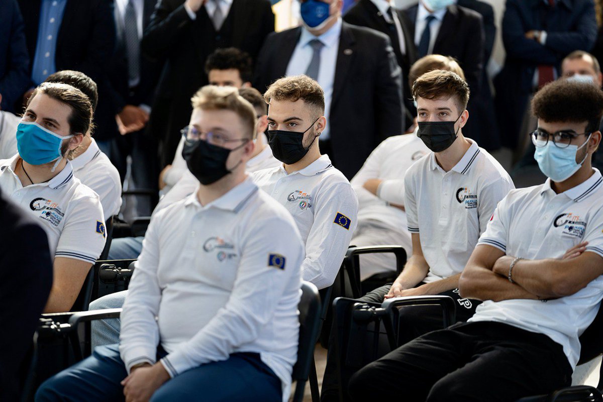 Palazzo_Chigi's tweet photo. #Giovani, Draghi: le vostre aspirazioni, le vostre attese, sono al centro dell’azione di Governo e del #PNRR https://t.co/RuYQpmyC2K https://t.co/mB65xQQ3Ia