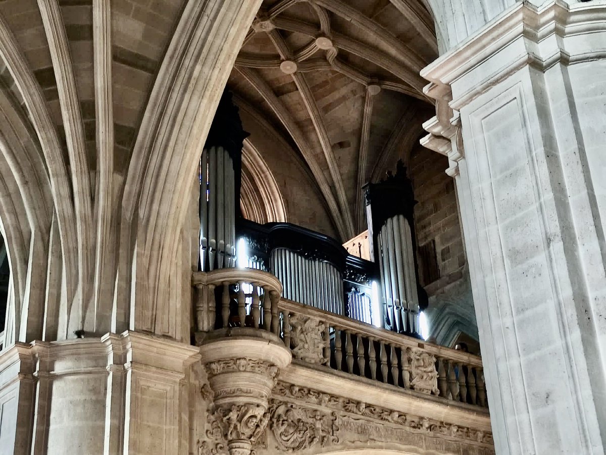 🎶Ya han comenzado las clases de la especialidad de órgano.
Gracias a la parroquia de San Lesmes que ha cedido el órgano de la iglesia para tal fin, y al apoyo de José Antonio Antón Quirce, Director Provincial de Educación, y al resto de su equipo por hacerlo posible.