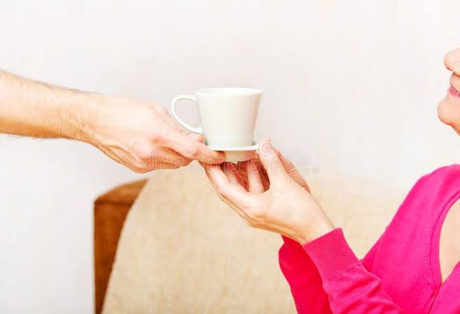 много люди пьют кофе их разных чашек. She have a cup of coffee. девушка с кофе. чашка кофе в руках. фотосессия с кофе.