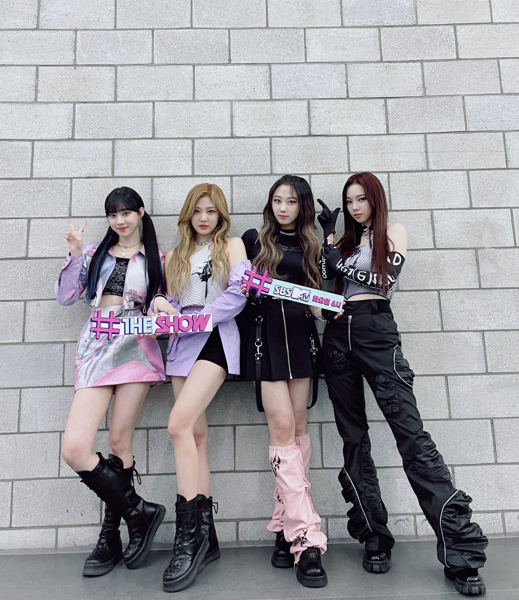 GiezeI's tweet photo. We perform the first Savage stage on The show! And back home with #Savage7thWin with us😽 https://t.co/UsfufklAcW