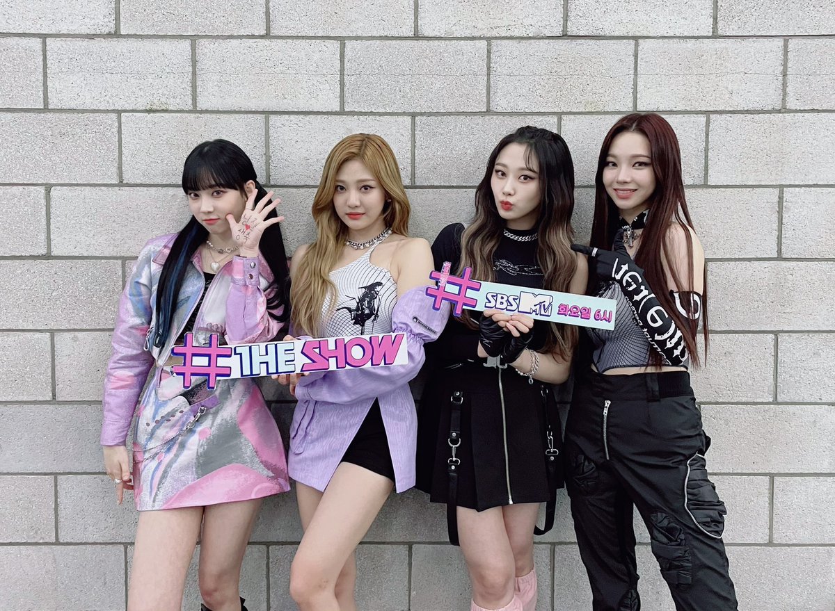 GiezeI's tweet photo. We perform the first Savage stage on The show! And back home with #Savage7thWin with us😽 https://t.co/UsfufklAcW