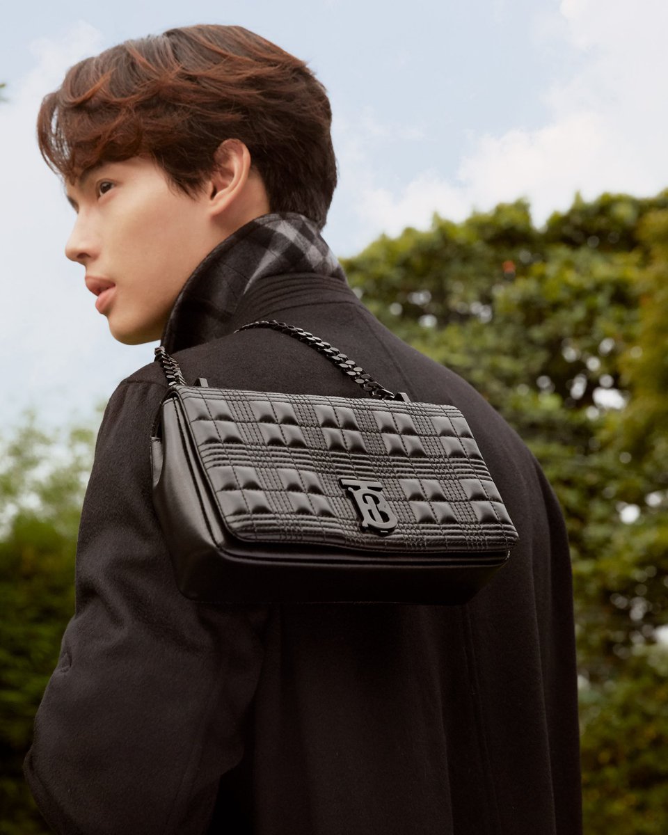 ELLEThailand's tweet photo. สองหนุ่มคู่ฮอตอย่าง ไบร์ท-วิน กับแคมเปญ Burberry Open Spaces แคมเปญใหม่ล่าสุดจาก @burberry ที่มาในคอนเซ็ปต์ความเป็นไปได้ของจินตนาการและความฝัน 

#Burberry #bbrightvc #winmetawin @bbrightvc @winmetawin https://t.co/KSF5A79YKI