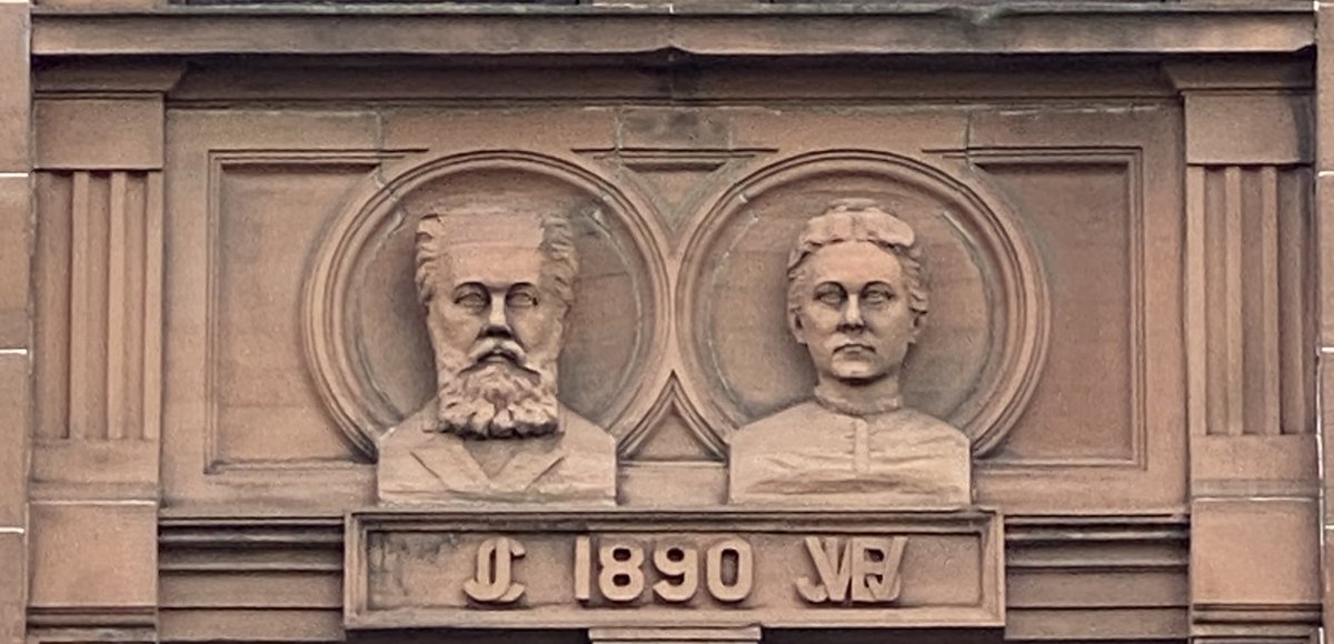 #MomentsofBeauty in #Glasgow: On Govan Road, over the Clyde from <a href="/COP26/">COP26</a> sits an ordinary tenement but look closer and you’ll spot a rare thing = a sculpture of a woman, Jane White Cossar, who ran the Govan Chronicle paper for 36 years after her husband John’s death in 1890…🤔🥰!